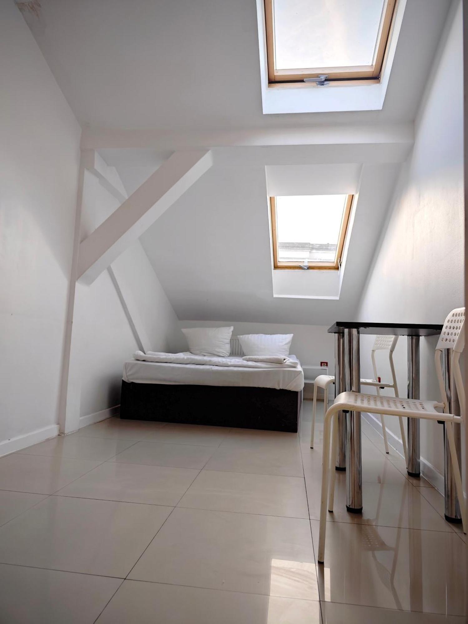 Apartamenty Hoza Attic Studio Varşova Oda fotoğraf