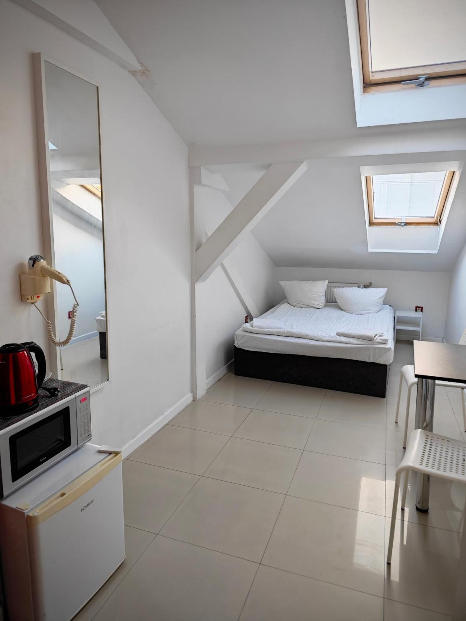 Apartamenty Hoza Attic Studio Varşova Oda fotoğraf