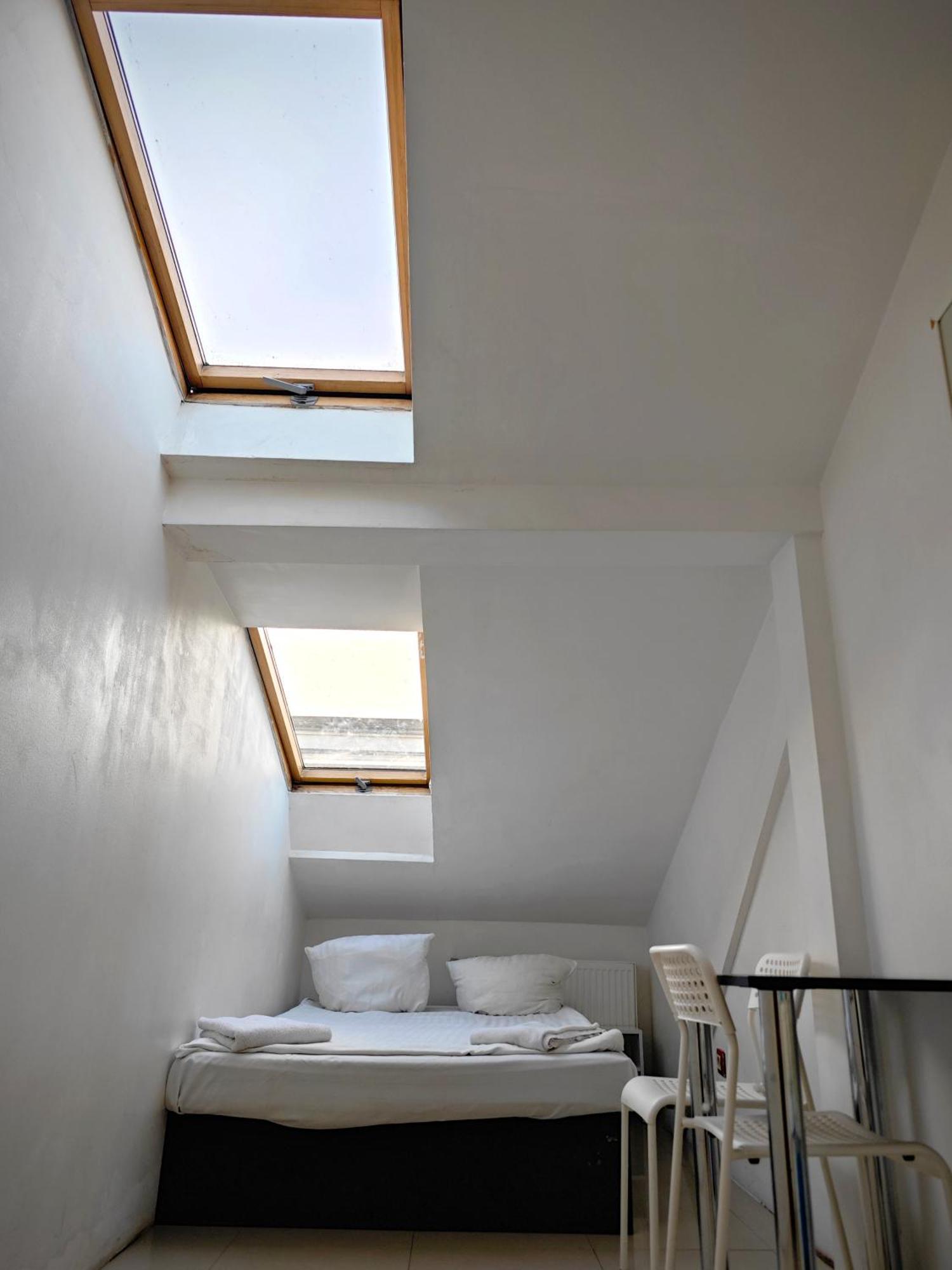 Apartamenty Hoza Attic Studio Varşova Oda fotoğraf