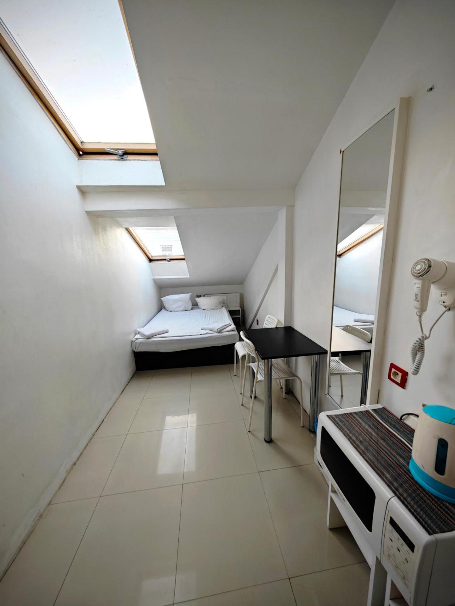 Apartamenty Hoza Attic Studio Varşova Oda fotoğraf