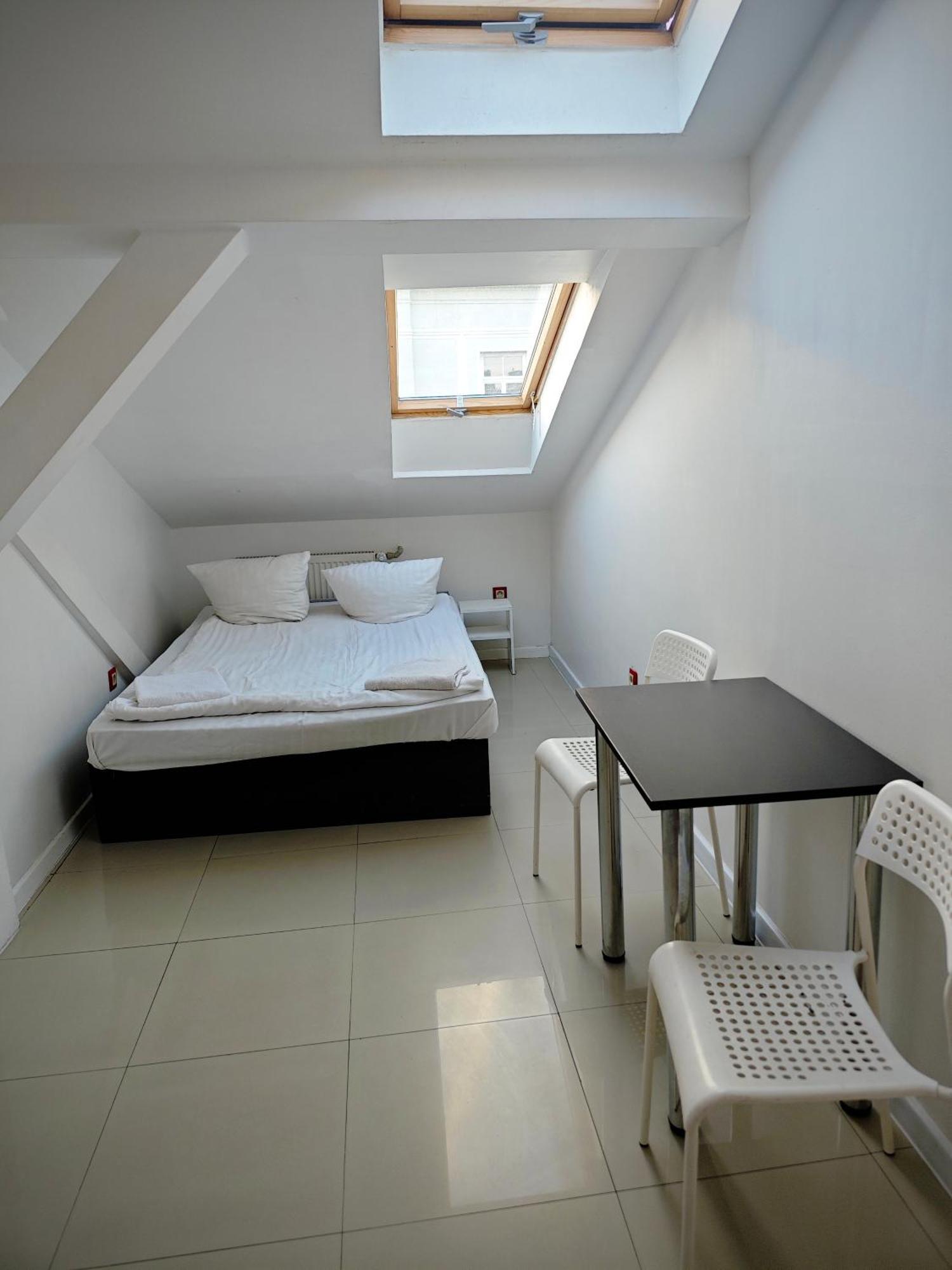 Apartamenty Hoza Attic Studio Varşova Oda fotoğraf